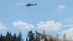 Hubschrauber verstreut Kalk über Waldfläche