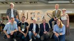 Vor großformatigen IUFRO-Buchstaben sind die acht Tagungsteilnehmenden der NW-FVA zu sehen.
