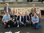 Vor großformatigen IUFRO-Buchstaben sind die acht Tagungsteilnehmenden der NW-FVA zu sehen.