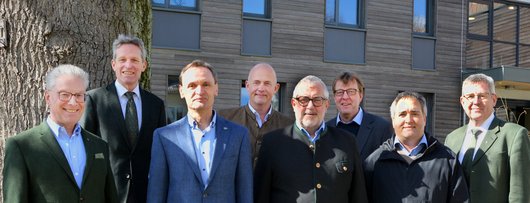 Gruppenbild des Steuerungsausschusses vor der NW-FVA