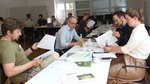Menschen arbeiten in Gruppen