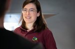 Eine Wissenschaftlerin erklärt einem Besucher ihr Forschungsprojekt (Foto: Tom Tautz/phaeno).