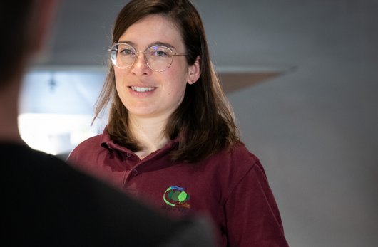 Eine Wissenschaftlerin der NW-FVA erklärt einem Besucher des phaeno ihr Forschungsprojekt.
