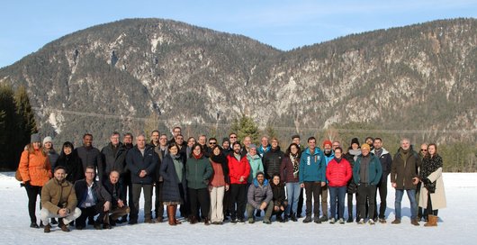 Gruppenbild von Wissenschaftler:innen vor Bergkulisse