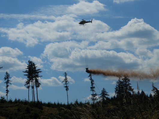 Bodenschutzkalkung mit dem Hubschrauber