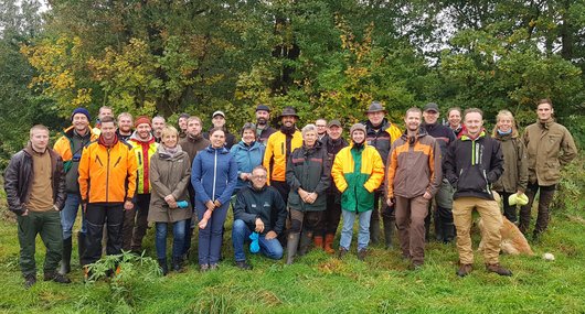 Gruppenbild von 24 Fachleuten im Wald
