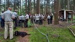 Forstleute bei einem Vortrag im Wald