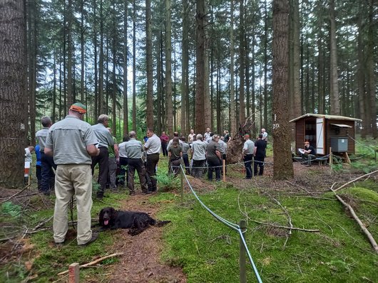 Forstleute bei einer Veranstaltung im Wald