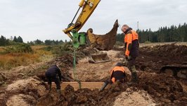 Einbau einer Bohlenwand aus Holz im Hauptentwässerungsgraben erfolgt unter fachkundiger Anleitung von  einem Forstwirtschaftsmeister