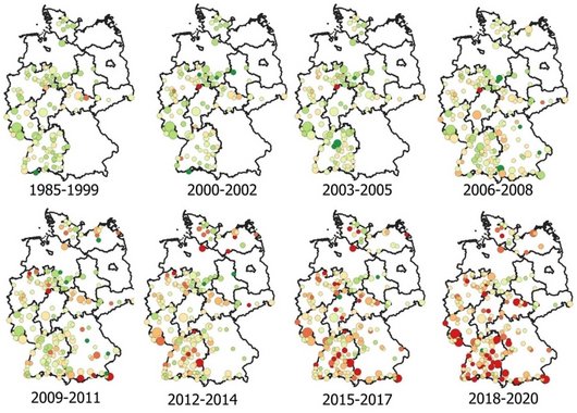 Auf der Abbildung sind auf verschiedenen Deutschlandkarten die Veränderung des Eschenzustandes in der Waldzustandserhebung im Laufe der letzten Jahrzehnte abgebildet. 